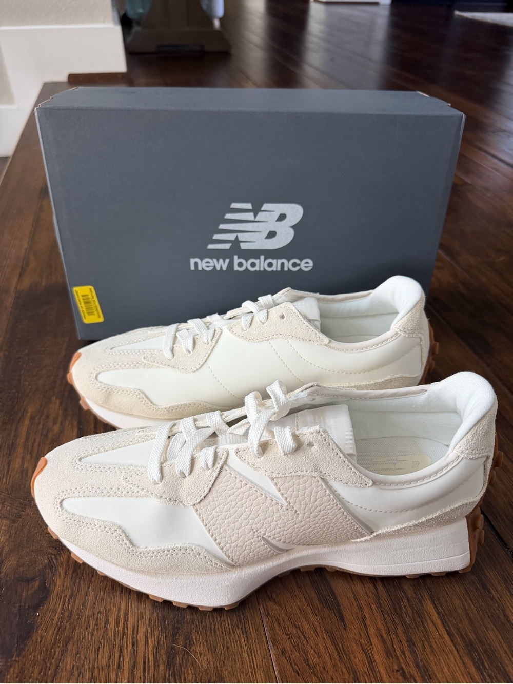 New Balance 327 Women’s - in Beige White and synthetic N - Size 9 - NEW